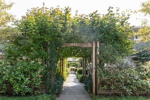 1233 W 16th Street 2 North Vancouver BC V7P 1R5