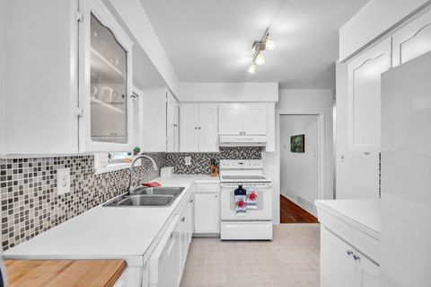 3296 Institute Road North Vancouver BC V7K 2K9