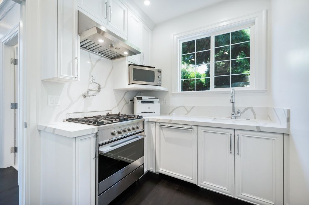 listing image 1102954164606484554