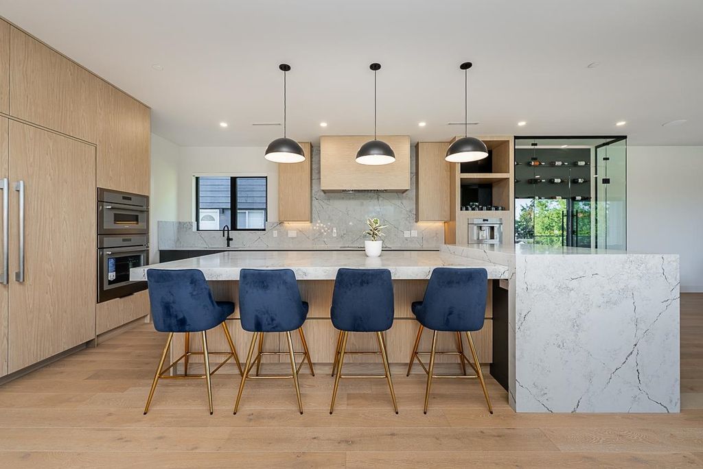 listing image 1104480219601346241