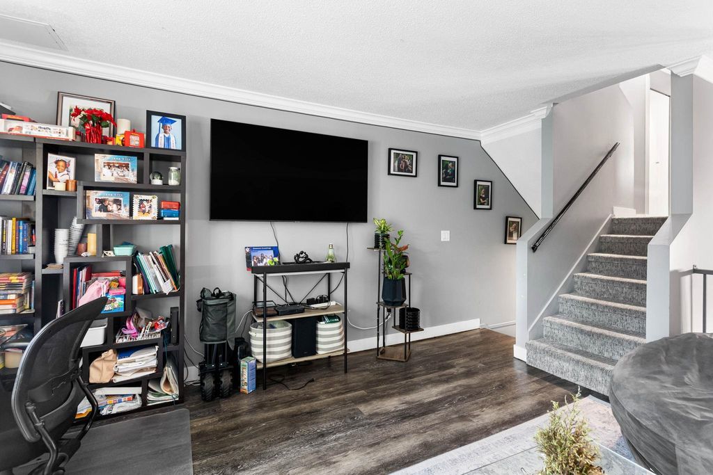 Photo of 33293 E Bourquin Crescent #29, Abbotsford, BC V2S 1Y2 (MLS # R3114575)