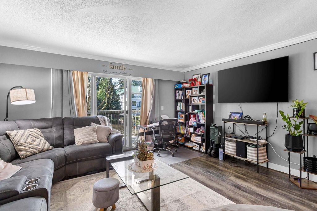 Photo of 33293 E Bourquin Crescent #29, Abbotsford, BC V2S 1Y2 (MLS # R3114575)