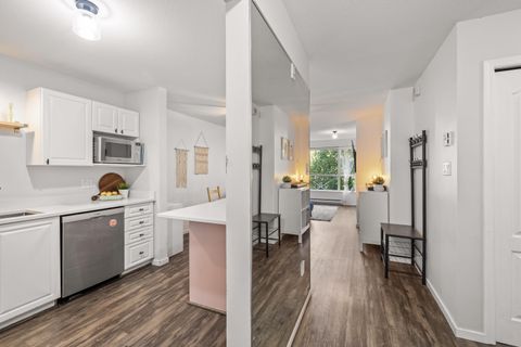 2551 Parkview Lane 208 Port Coquitlam BC V3C 6J8