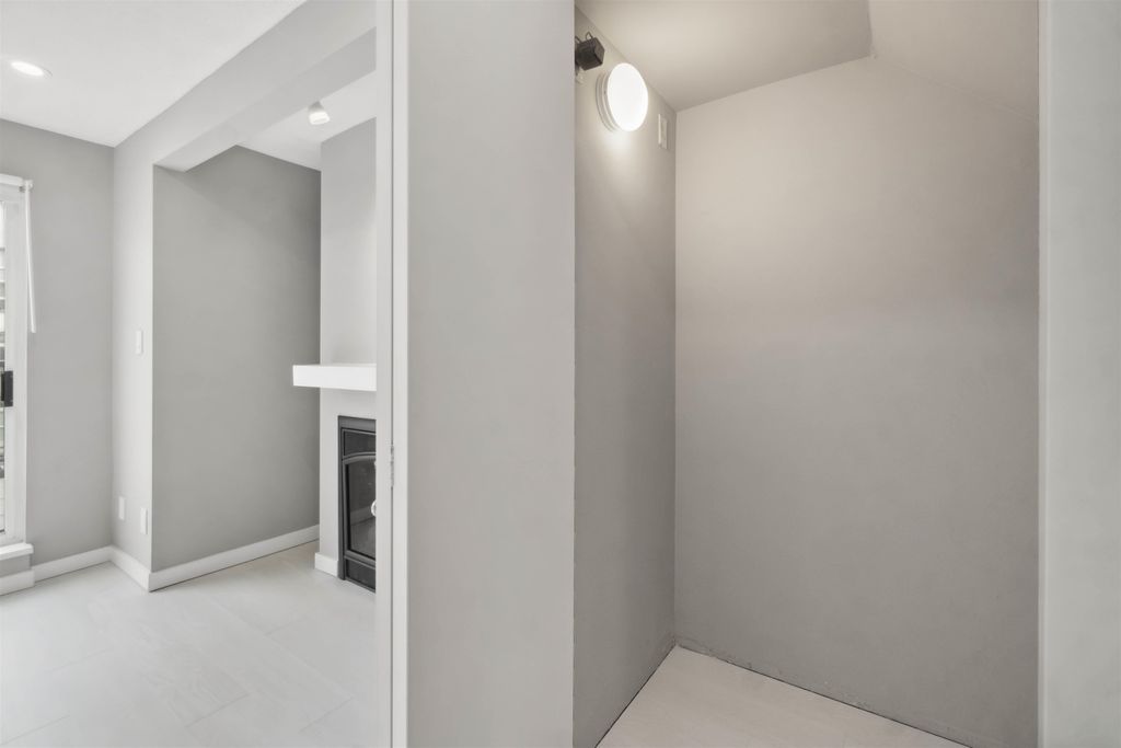 listing image 1102363570093573475