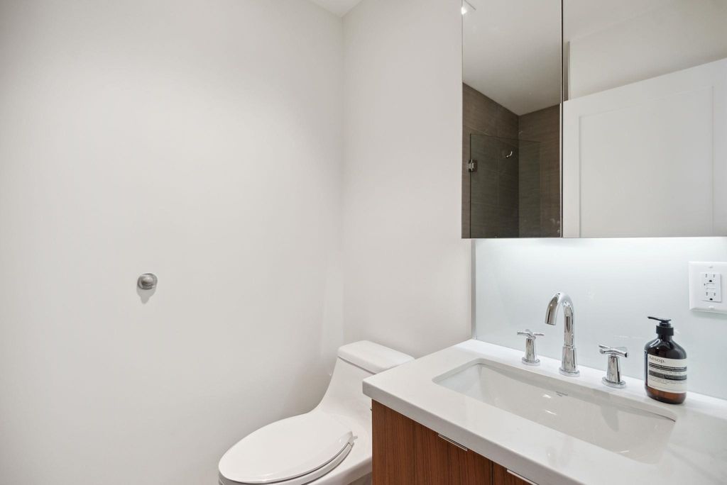 listing image 1104869037817072895