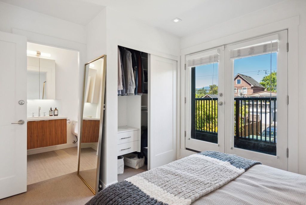 listing image 1105701755125999423