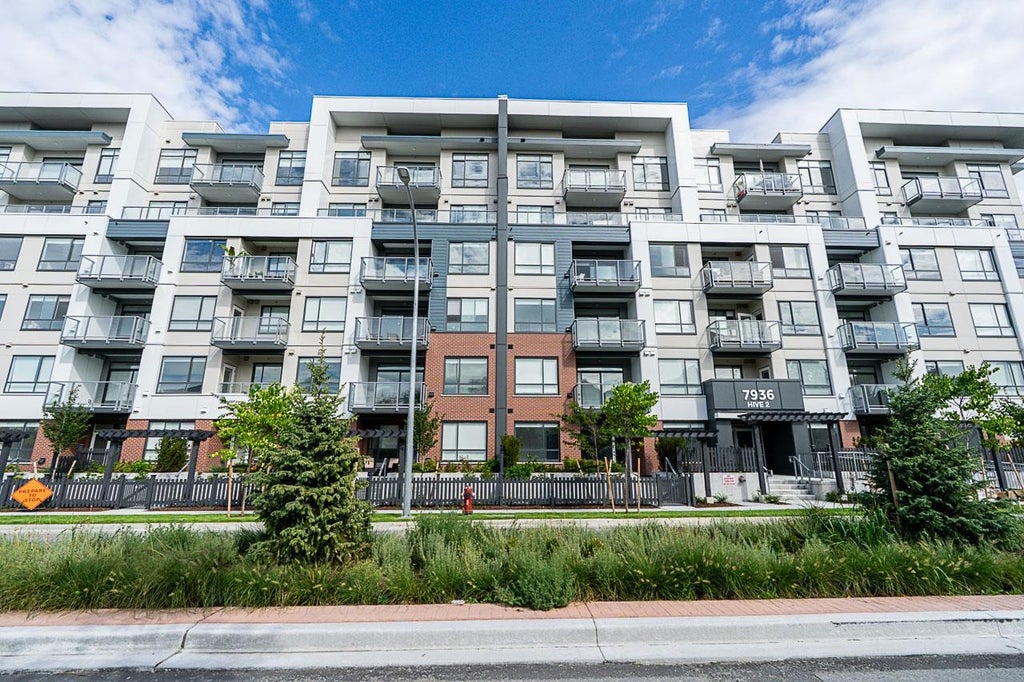 Photo of 7936 206 Street #404, Langley, BC V2Y 3X8 (MLS # R3157417)
