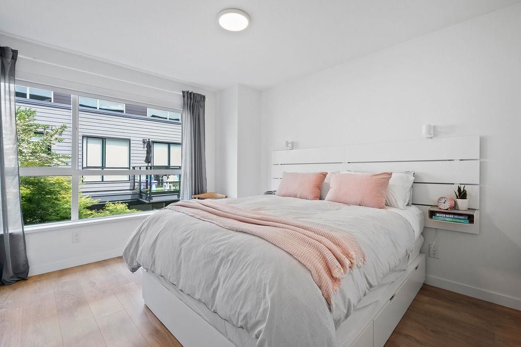 listing image 1109917264679639850