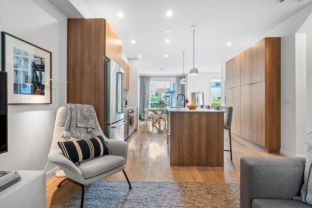 listing image 1102876828290378818