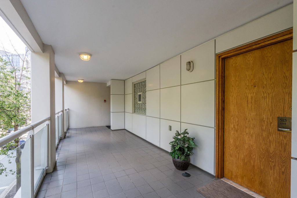 listing image 1106700121823319231