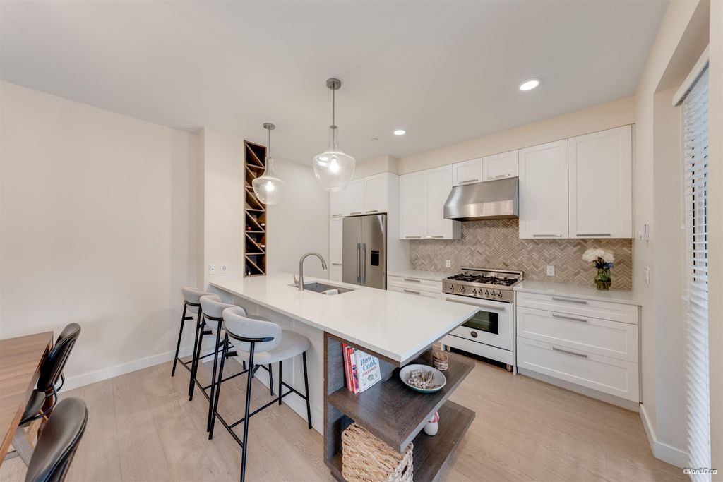 Photo of 33540 Mayfair Avenue #102, Abbotsford, BC V2S 0J3 (MLS # R3125496)