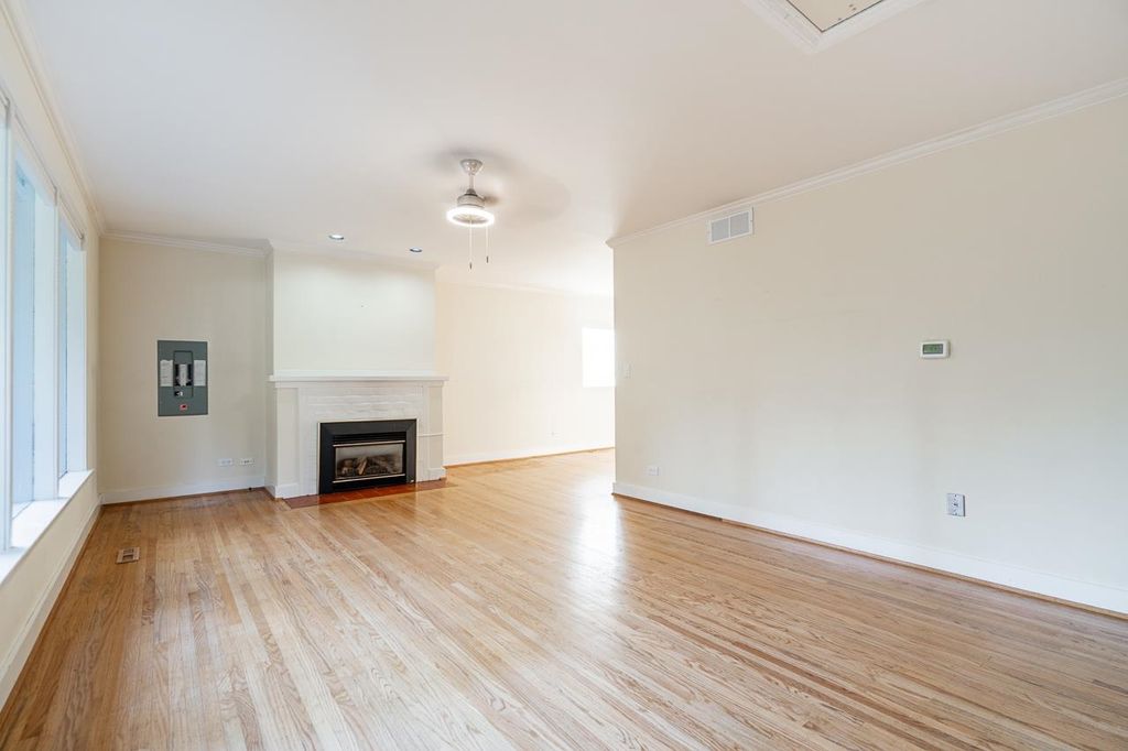 listing image 1100425735651746440