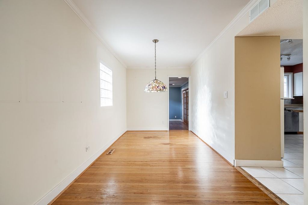 listing image 1104349852306804923