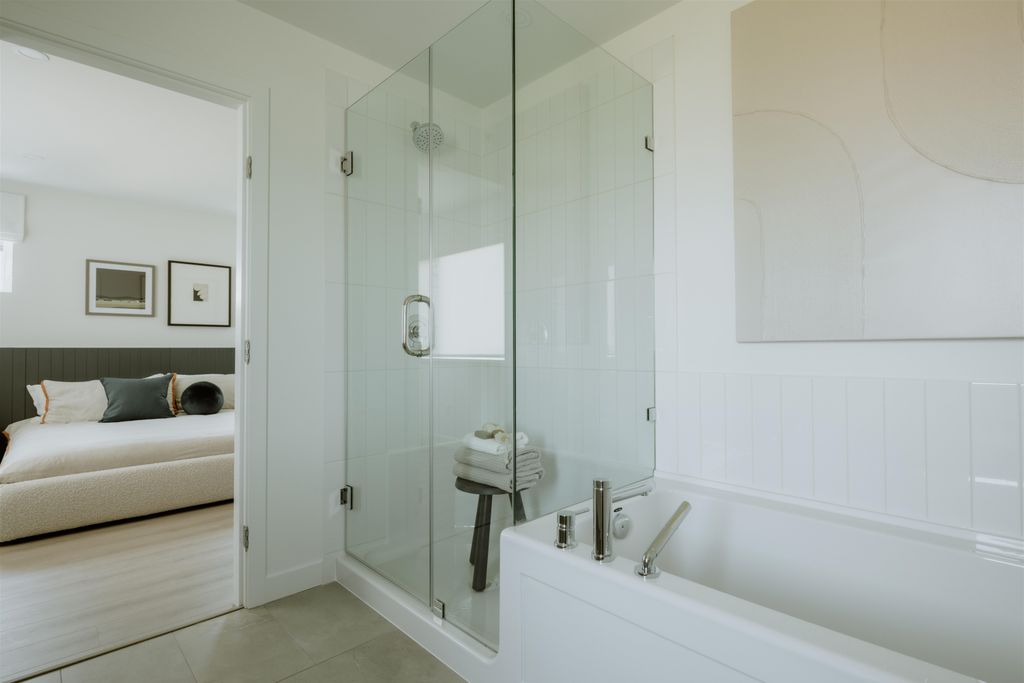 listing image 1106653054657429890