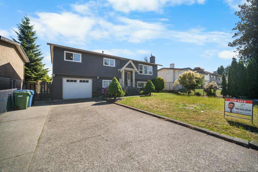 Photo of 32138 Astoria Crescent, Abbotsford, BC V2T 4P5 (MLS # R3126338)