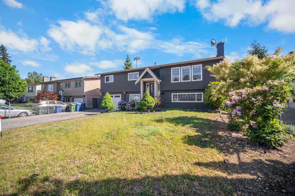 Photo of 32138 Astoria Crescent, Abbotsford, BC V2T 4P5 (MLS # R3126338)