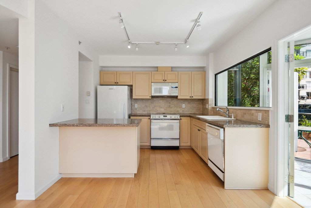 listing image 1106357303671659849