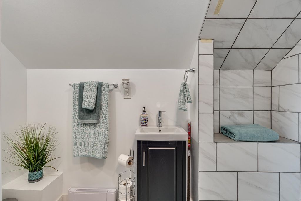 listing image 1107994029427689473