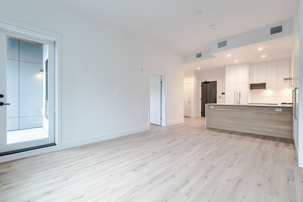 listing image 1102895185843321408