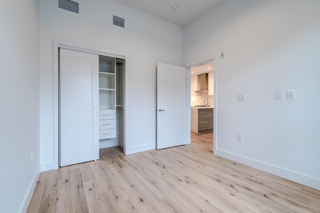 listing image 1106583346535956093
