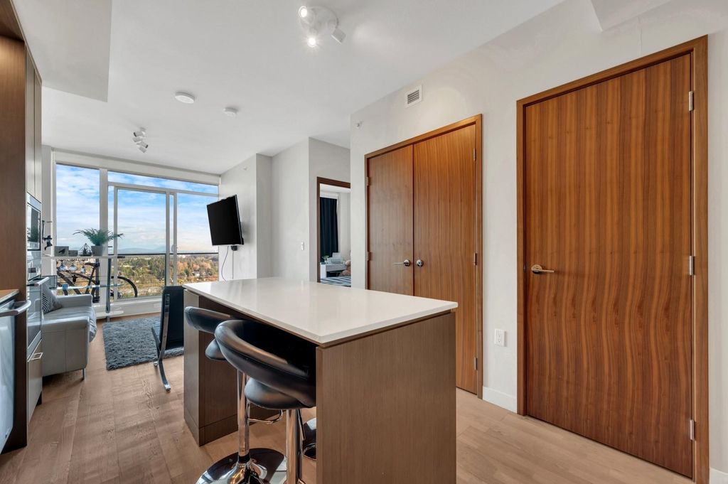 listing image 1107406387777536129