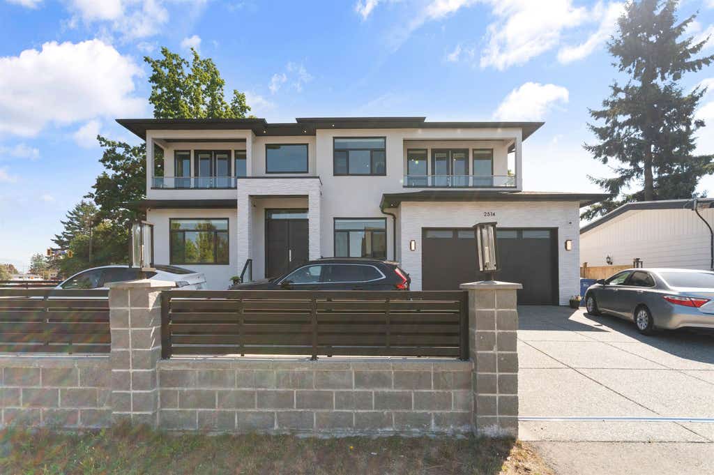 Photo of 2514 Lynden Street, Abbotsford, BC V2T 3C3 (MLS # R3157603)