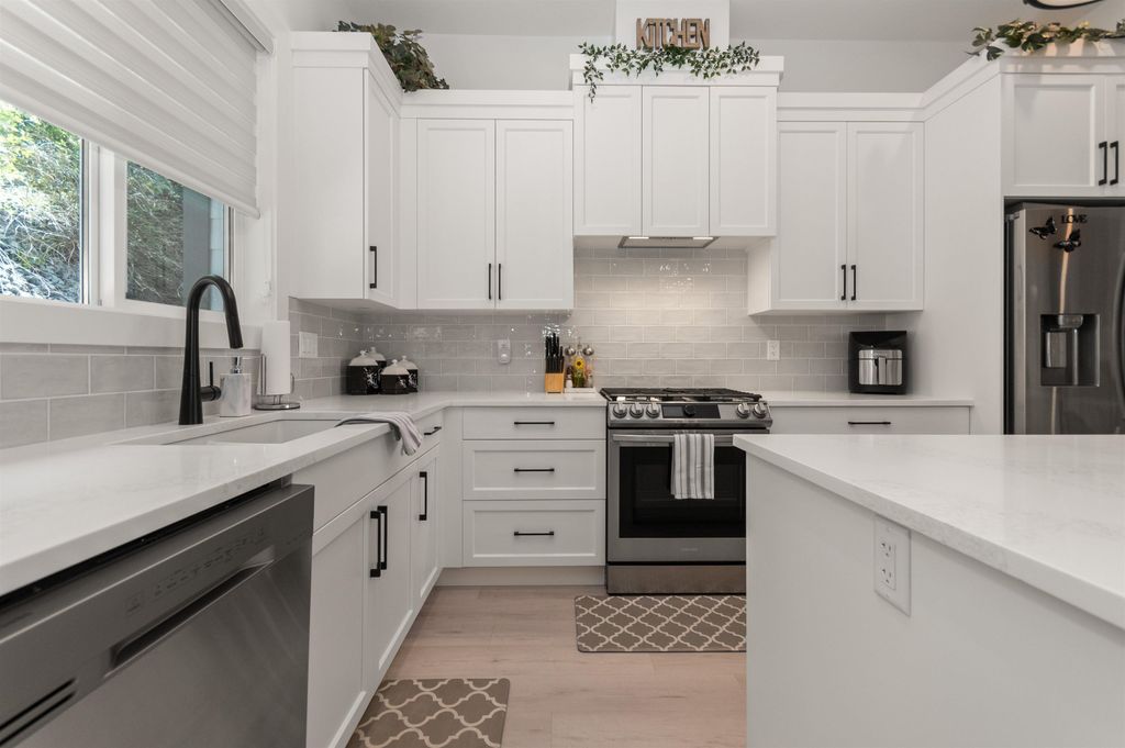 listing image 1109429402509641373