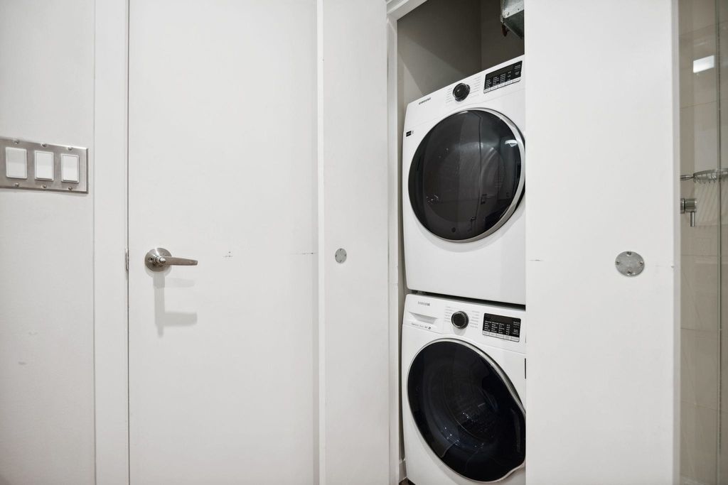 listing image 1106772107577297472