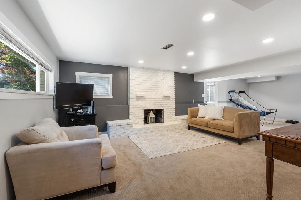 listing image 1100517930041480861