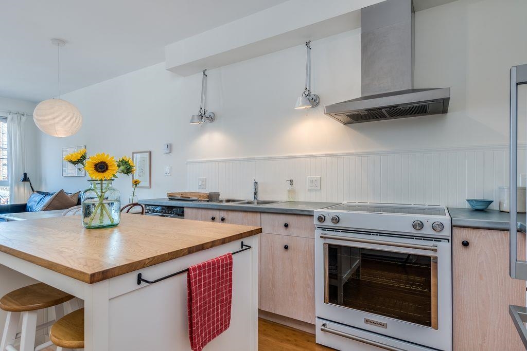 205 E 10th Avenue 208