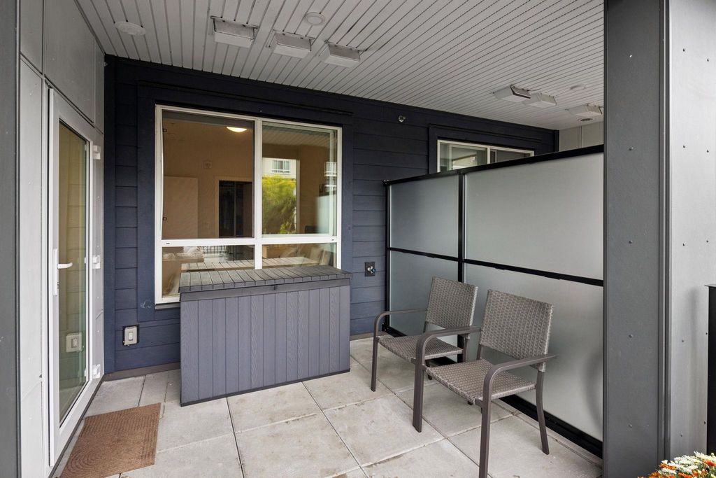 listing image 1106111762080579429