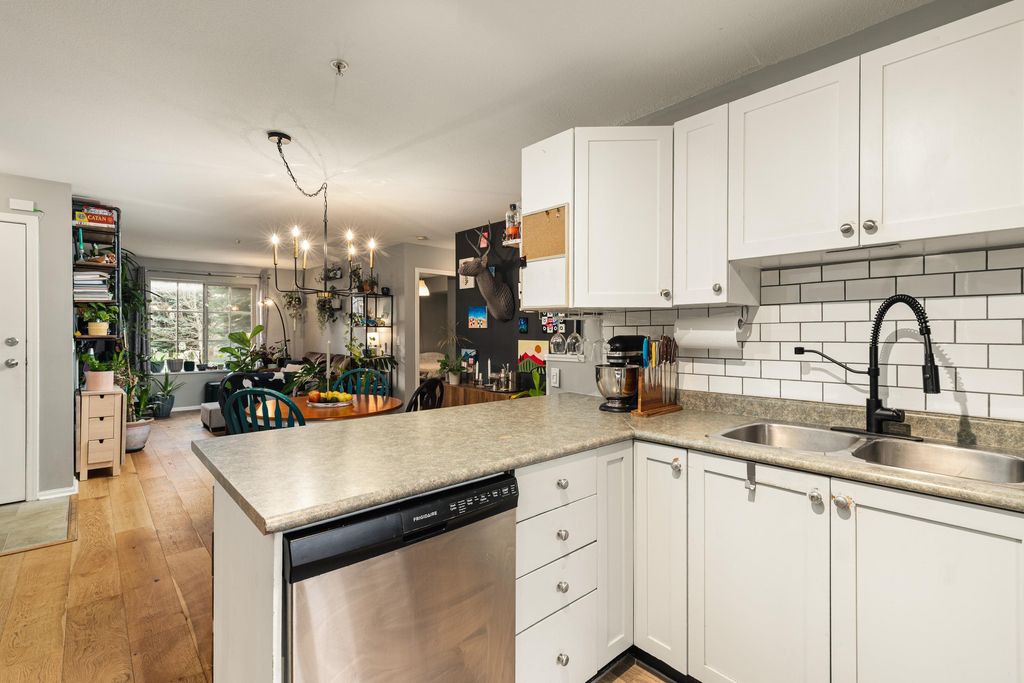 listing image 1101457616486756530