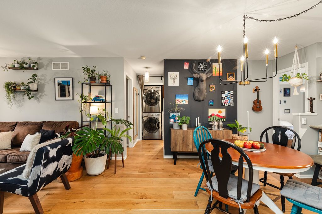 listing image 1100232106535796687