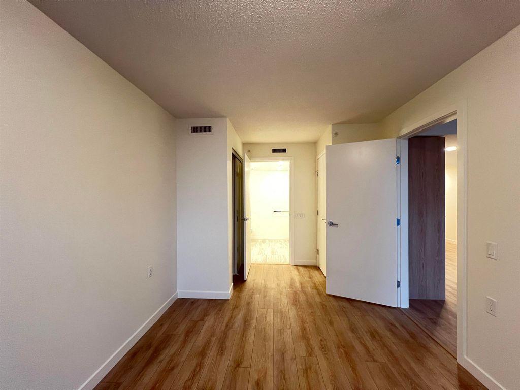 listing image 1103883186933687744
