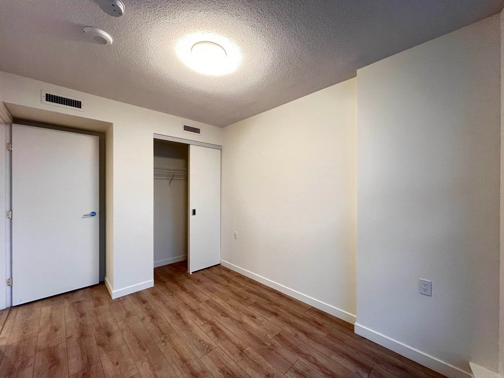 listing image 1103993612349752971