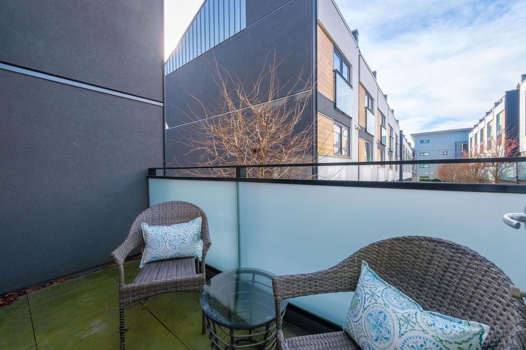 listing image 1101738708968981875