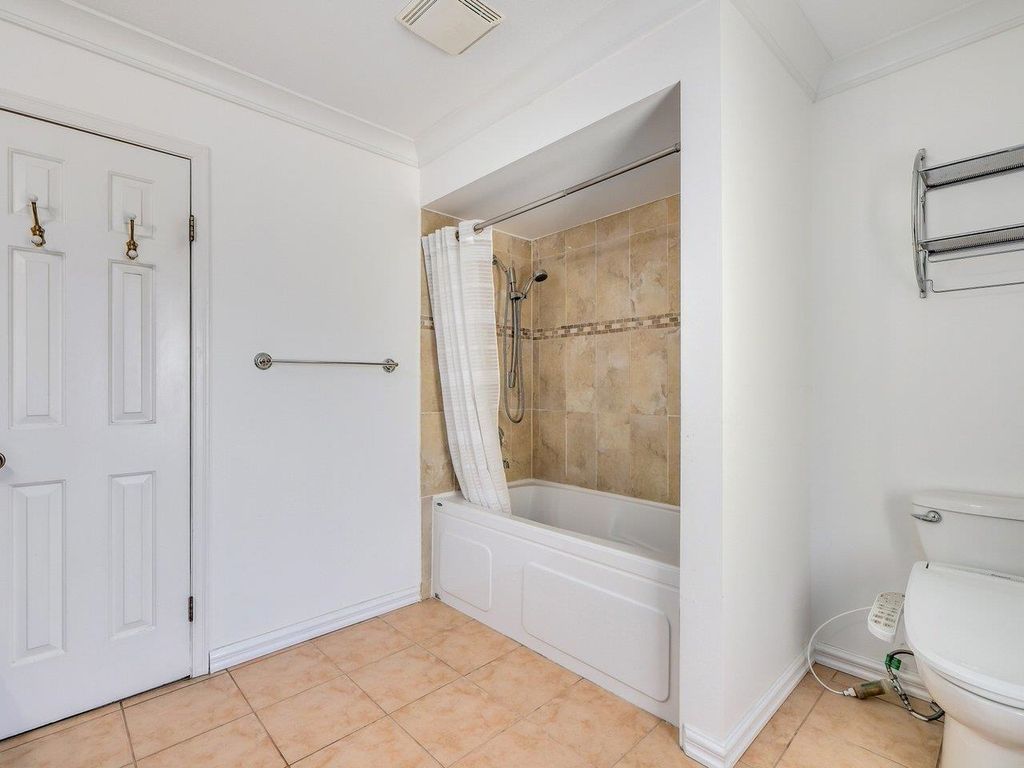 listing image 1102701711832807429