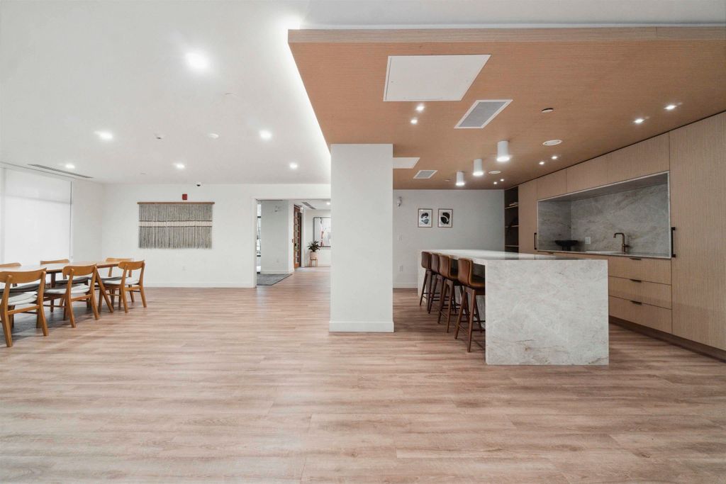 listing image 1103657375952785583