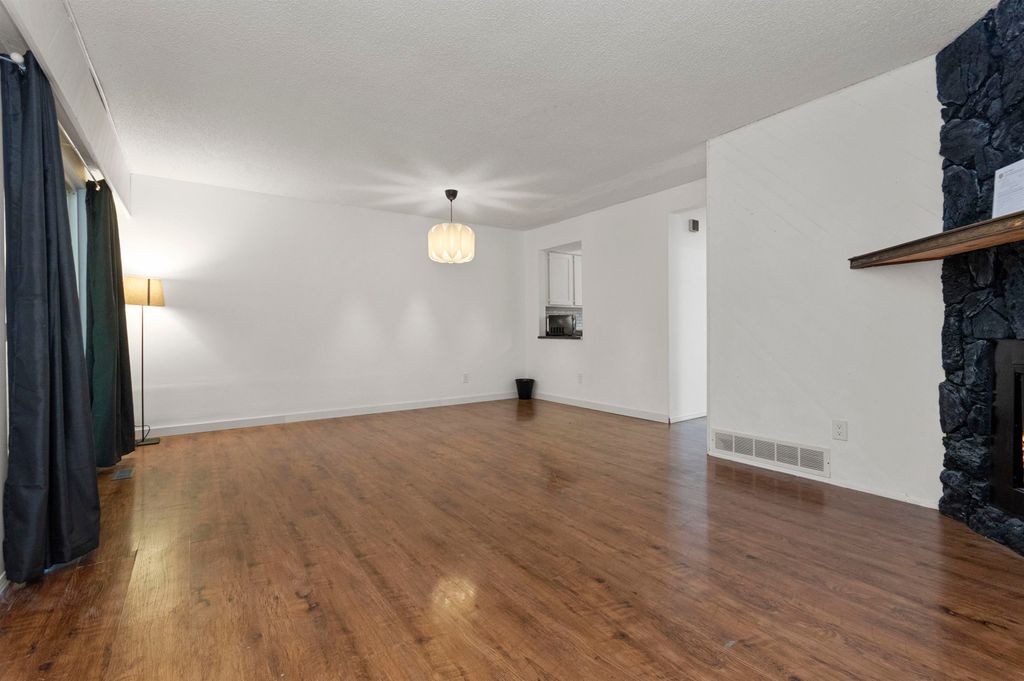 listing image 1104172075408131368