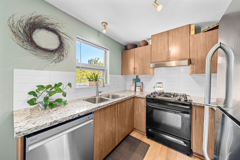 listing image 1101983378697646472