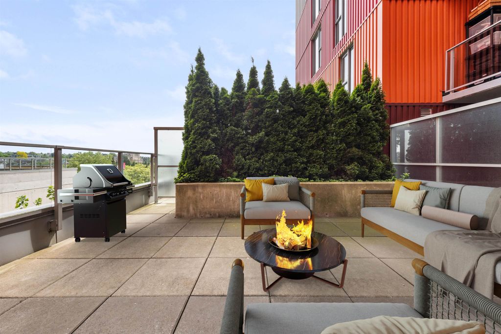 listing image 1102235665049522495