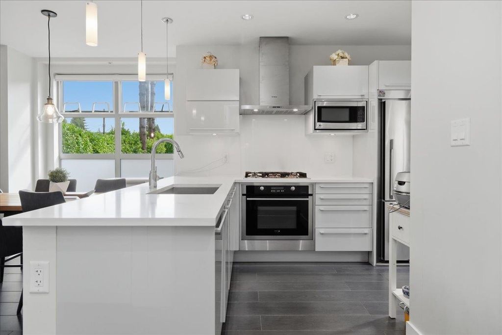 listing image 1104308596788162370