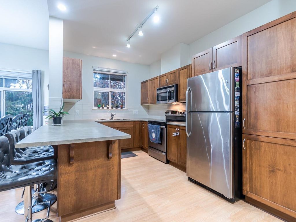 Photo of 33338 E Bourquin Crescent #407, Abbotsford, BC V2S 1Y1 (MLS # R3115086)