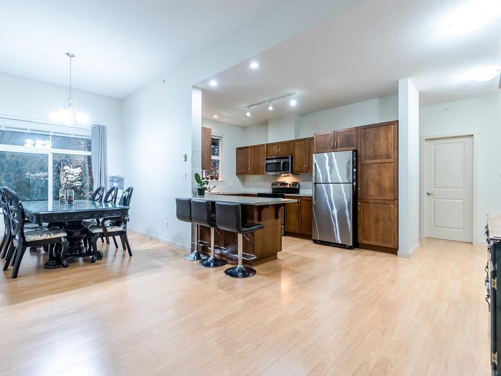 Photo of 33338 E Bourquin Crescent #407, Abbotsford, BC V2S 1Y1 (MLS # R3115086)