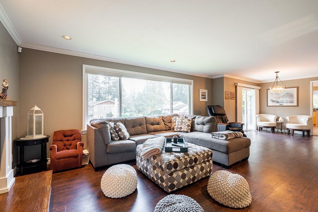 listing image 1104356155884056894