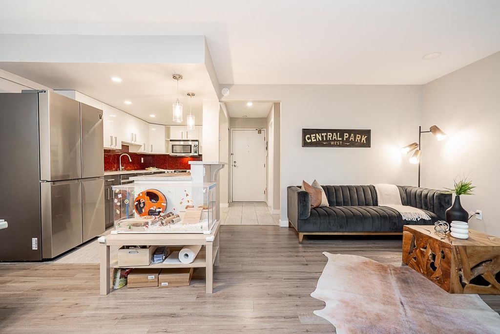 listing image 1105365011531683263