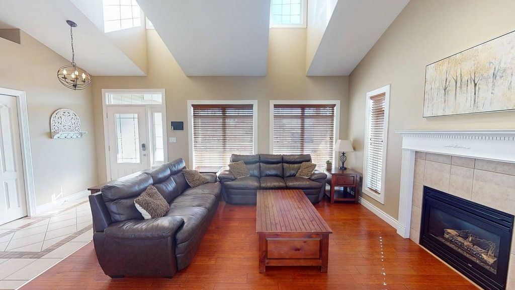 listing image 1103488801743059386