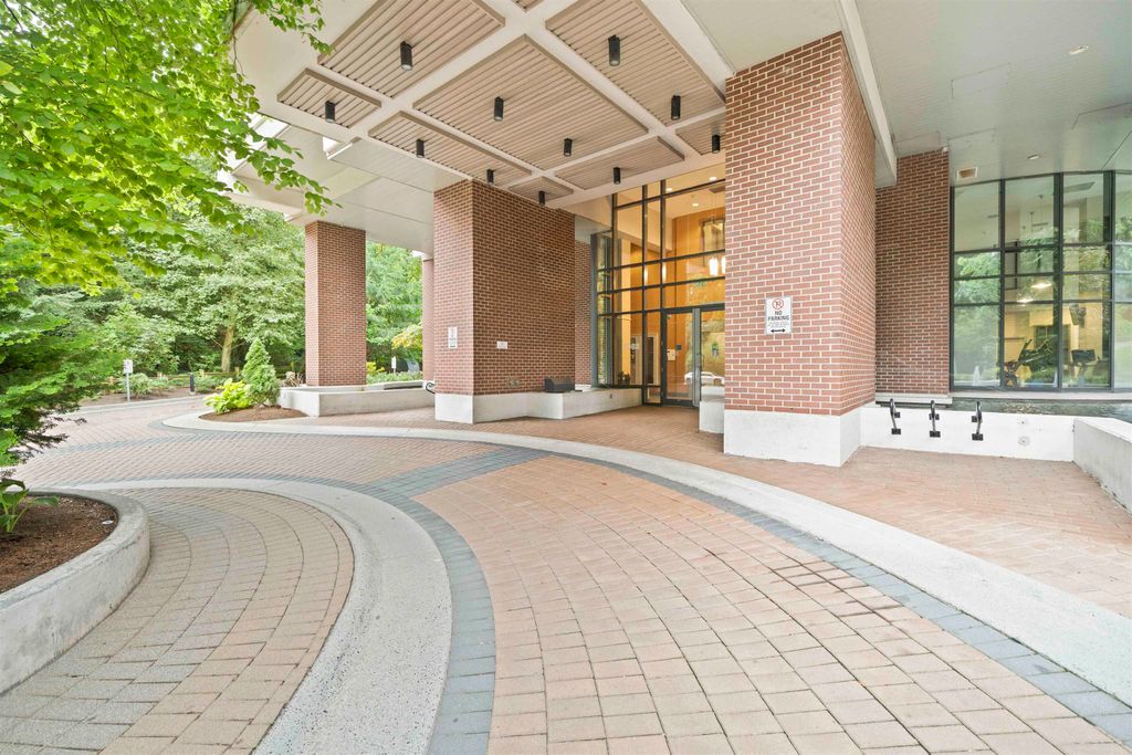listing image 1104574246437392131