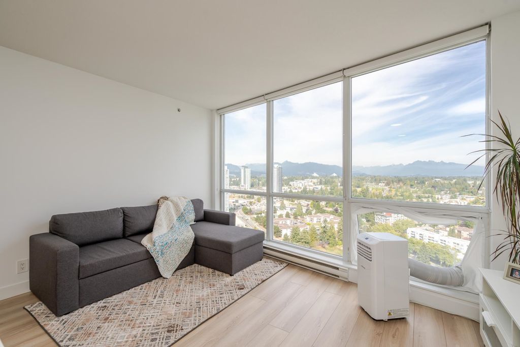 listing image 1103915506421829633