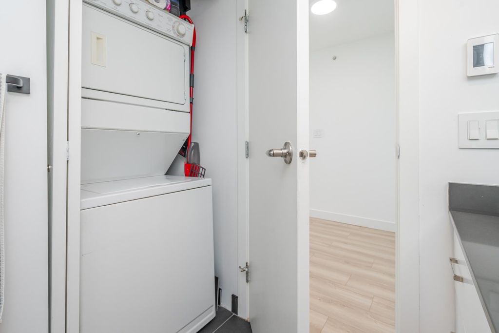 listing image 1104010681911271809